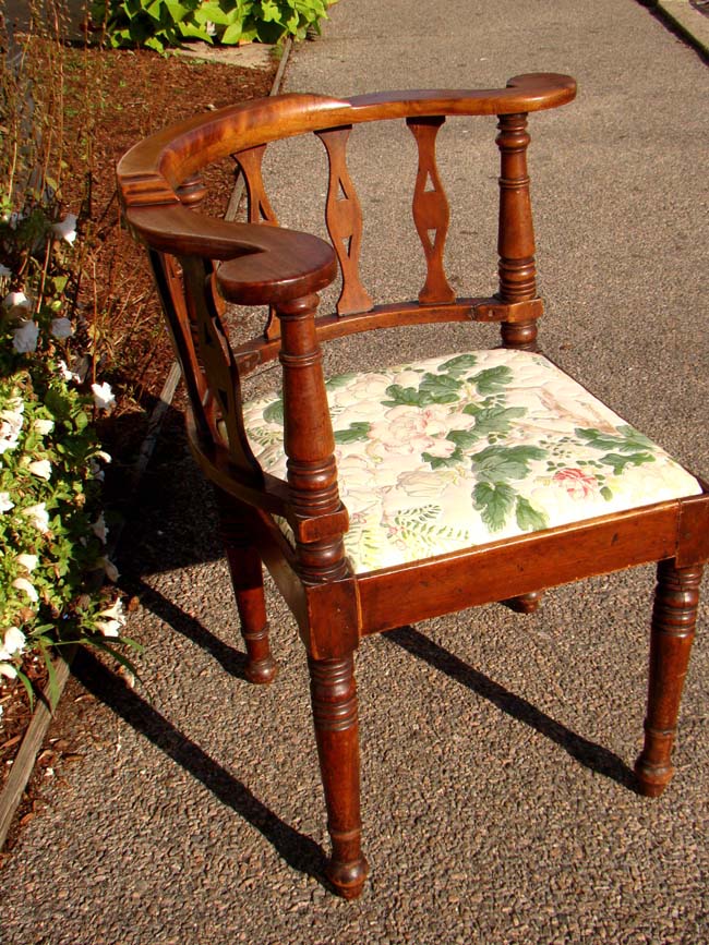 A beautiful Walnut corner chair circa 1790-1810 — image 2